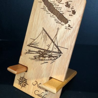 Support de téléphone gravé Pirogue - Laser Art Pacific