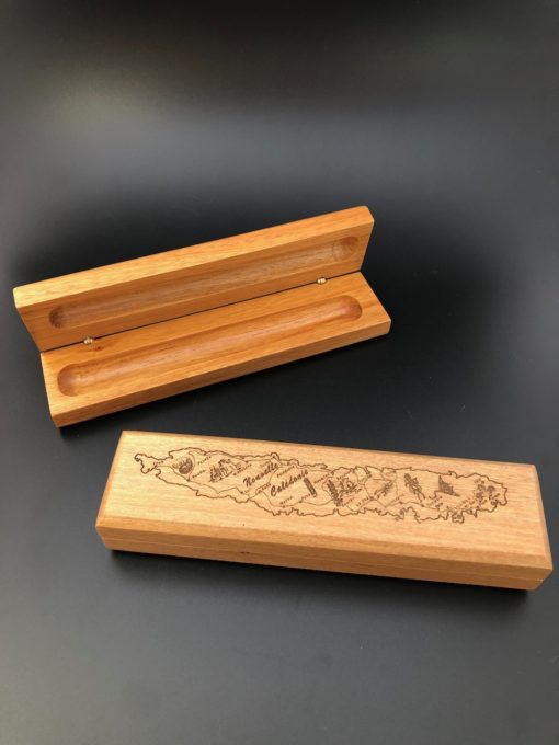 Plumier simple en bois local calédonien avec carte Nouvelle-Calédonie gravée