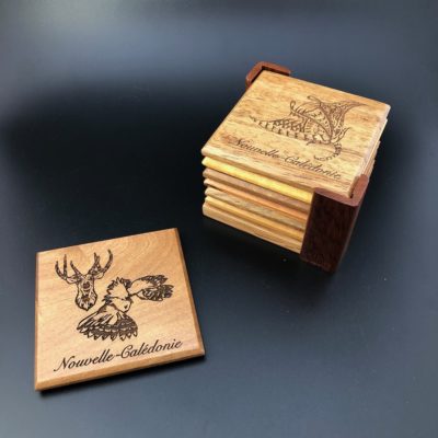 Dessous de verre "cerf & cagou" et support en bois calédonien
