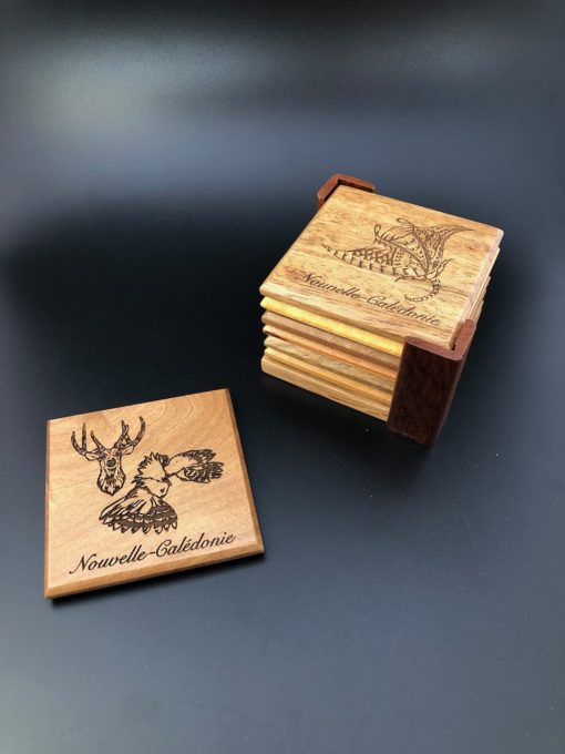Dessous de verre "cerf & cagou" et support en bois calédonien