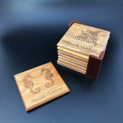 Dessous de verre "hippocampe" et support en bois calédonien