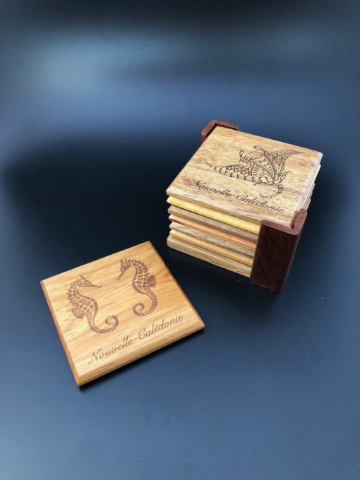 Dessous de verre "hippocampe" et support en bois calédonien