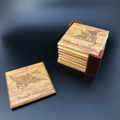 Dessous de verre "raie manta tribale" et support en bois calédonien