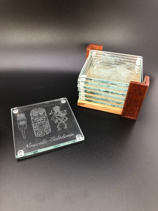 Dessous de verre en verre "tiki" et support bois local calédonien