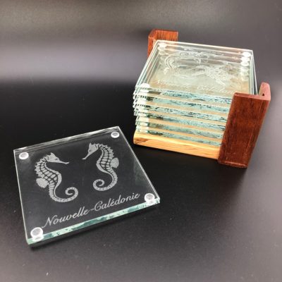 Dessous de verre en verre "hippocampe" et support bois local calédonien