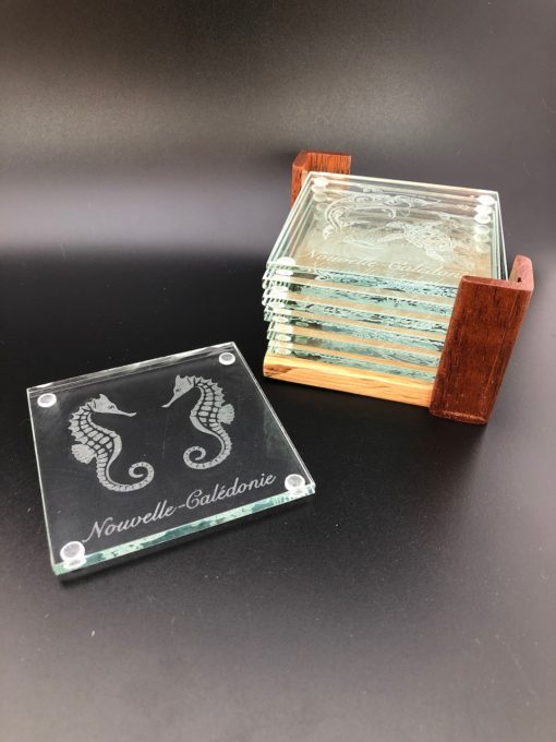 Dessous de verre en verre "hippocampe" et support bois local calédonien
