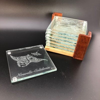 Dessous de verre en verre "raie manta" et support bois local calédonien