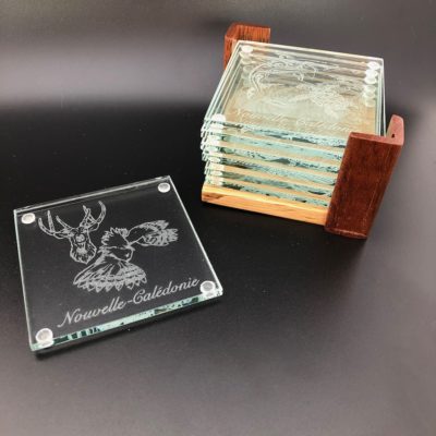 Dessous de verre en verre "Cerf et cagou" et support bois local calédonien