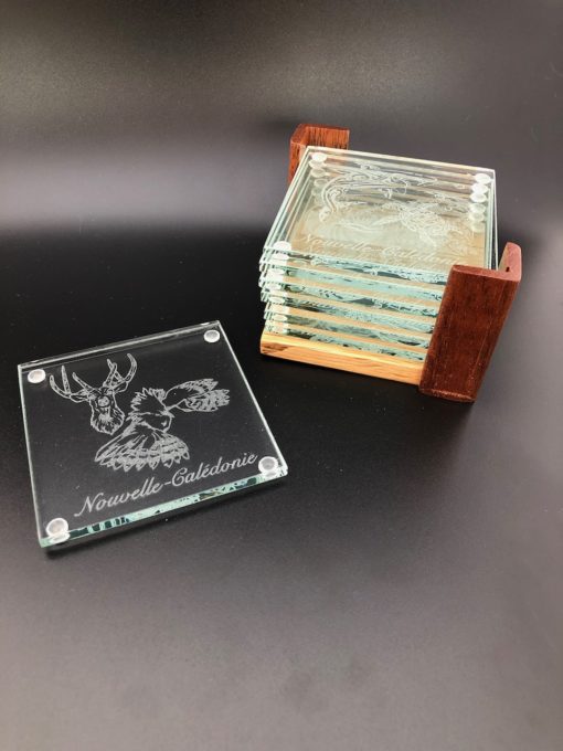 Dessous de verre en verre "Cerf et cagou" et support bois local calédonien