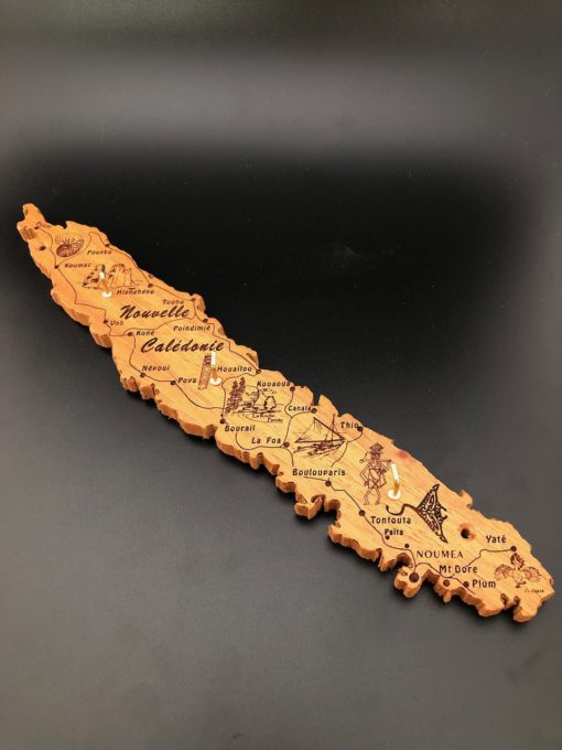 Carte de Nouvelle-Calédonie en bois avec crochets