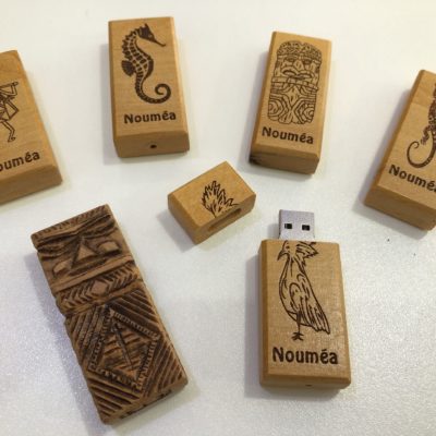 Clé usb en bois local gravée par Laser Art pacific