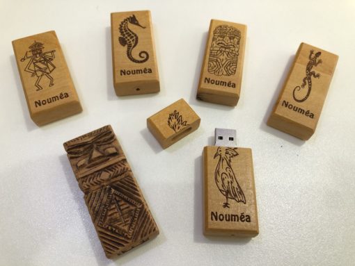 Clé usb en bois local gravée par Laser Art pacific