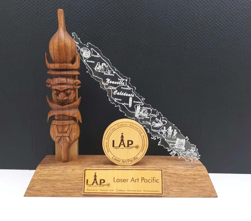 Trophée en bois de Nouvelle-Calédonie et plexiglas et flèche faitière