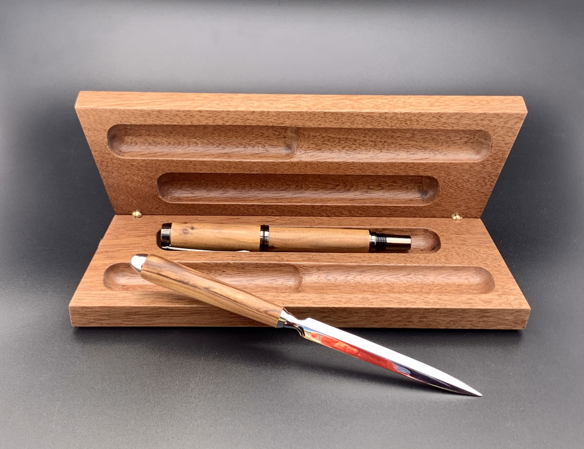 plumier avec ouvre-lettre et stylo en bois de nouvelle-calédonie