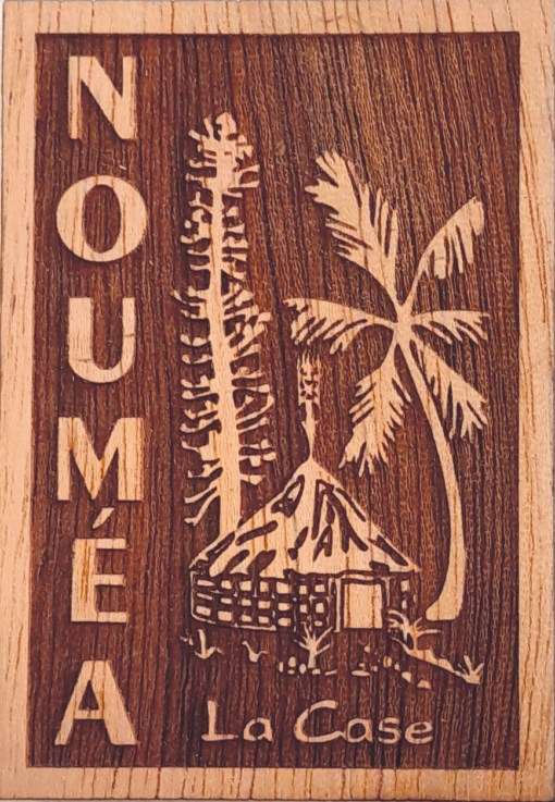 Magnet "La CASE 2" en bois local - Laser Art Pacific
