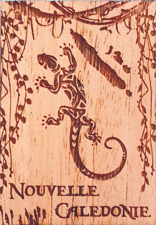 Porte-clés "Gecko & Carte NC 2" en bois local - Laser Art Pacific