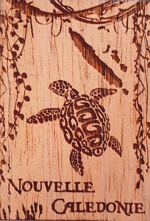 Porte-clés "Tortue & Carte NC 2" en bois local - Laser Art Pacific