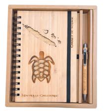 Carnets De Voyage Coffret luxe Carnet + stylo "Tortue et Carte" - Laser Art Pacific